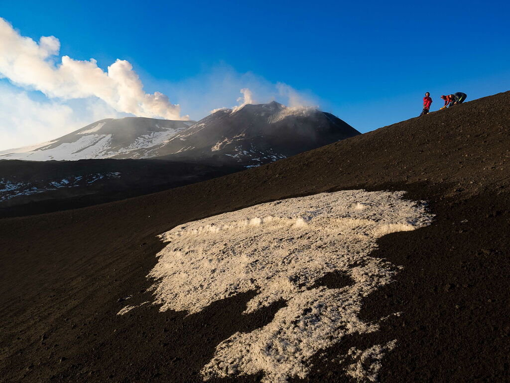 Persone che fanno un'escursione sull'Etna