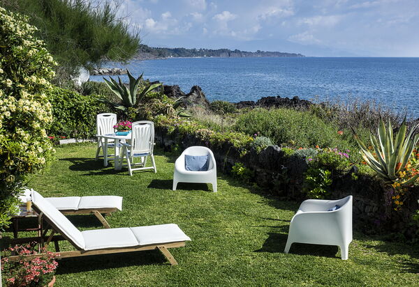 Casa Busà: Private garden bordering the lava rocks and the sea
