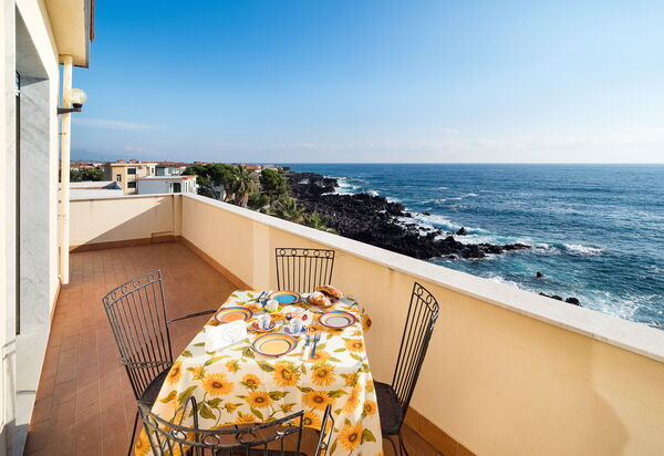 Casa Nettuno: Bright waterfront apartment with breathtaking views from the terrace