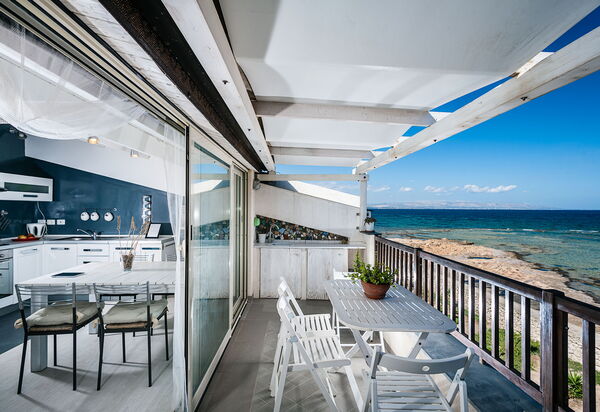 Casa Cinzia: Casa Cinzia has a spacious balcony overlooking the sea and the small stone dike in front of the house.