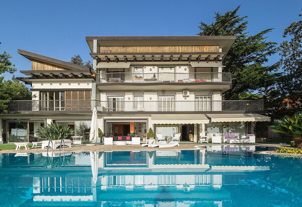 Villa Del Cavaliere Grillo: Three floors villa with different interior styles